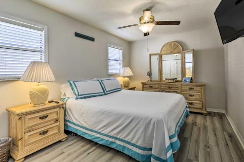 Postel nebo postele na pokoji v ubytování New Port Richey Vacation Rental with Private Dock!