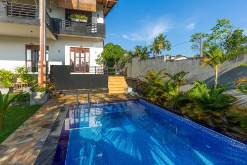 - une piscine dans l'arrière-cour d'une maison dans l'établissement Yamu Lanka Inn, à Malabe
