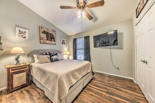 Ένα ή περισσότερα κρεβάτια σε δωμάτιο στο Cozy Ruidoso Condo with Grill and Mountain Views!
