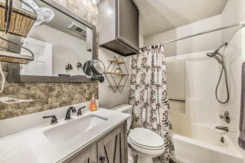Ένα μπάνιο στο Cozy Ruidoso Condo with Grill and Mountain Views!