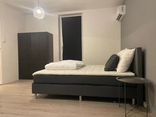 a bedroom with a bed and a table in it at Appelscha aan de diek in Appelscha