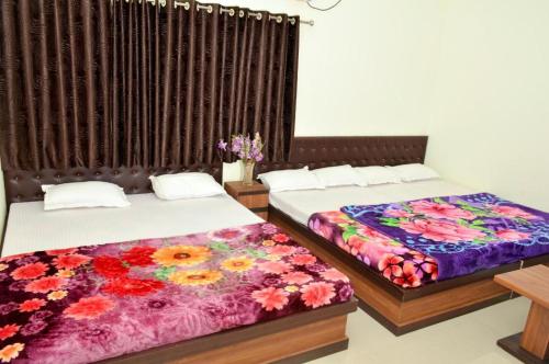 Säng eller sängar i ett rum på Utsav Resorts By WB Inn