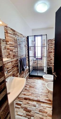 a bathroom with two sinks and two toilets at Belle Apartments - Republicii in Piteşti