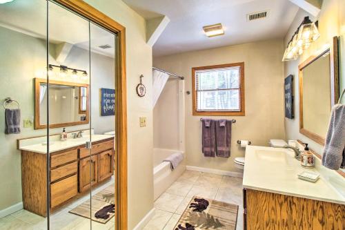 Ένα μπάνιο στο Pet-Friendly Cabin in Pinetop-Lakeside!