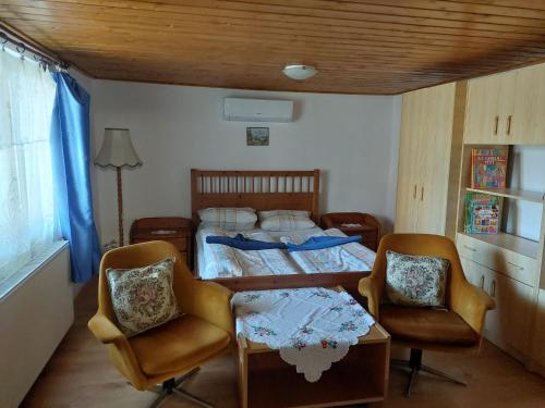 Ένα ή περισσότερα κρεβάτια σε δωμάτιο στο Orbán Apartman