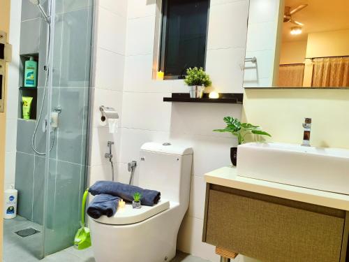 e bagno con servizi igienici, lavandino e doccia. di Petalz Luxury Suite 10Pax MID VALLEY OLD KLANG ROAD OUG KLANG LAMA KL a Kuala Lumpur