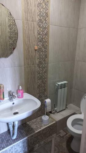 Camelot hotelにあるバスルーム