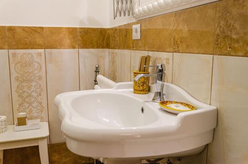 baño con lavabo blanco en una habitación en Taormina B&B, en Taormina