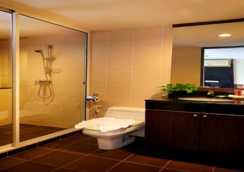 W łazience znajduje się prysznic, toaleta i umywalka. w obiekcie S.M. GRANDE RESIDENCE w mieście Bangkok