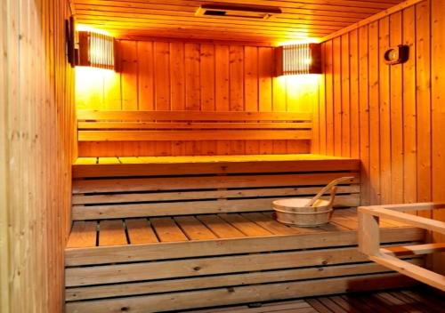 a wooden sauna with a bucket in the middle at S.M. GRANDE RESIDENCE in Bangkok