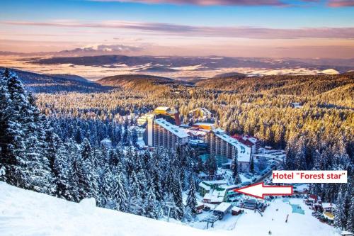 un complejo hotelero en la nieve en una montaña en Hotel Forest Star on the Ski Slope, en Borovets