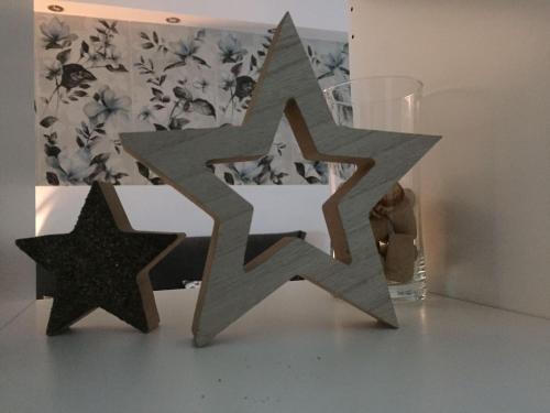twee houten sterren op een tafel naast een glas bij My Dream Home in Nettuno