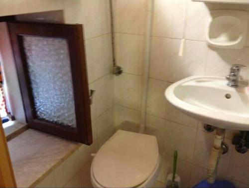 シラクーサにあるCavour Apartmentのバスルーム(トイレ、洗面台付)