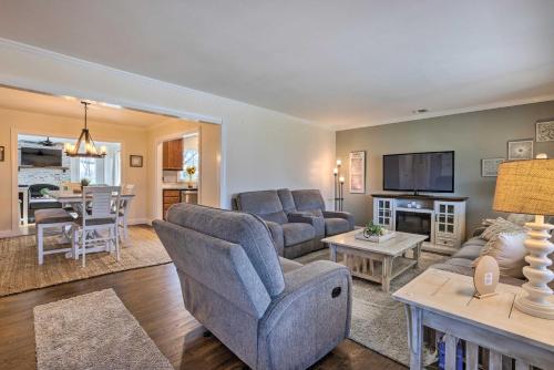 Mattituck Home with Fireplaces - Near Wineriesにあるテレビまたはエンターテインメントセンター