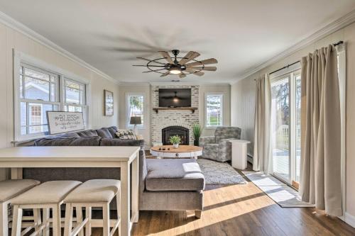 Mattituck Home with Fireplaces - Near Wineries 휴식 공간