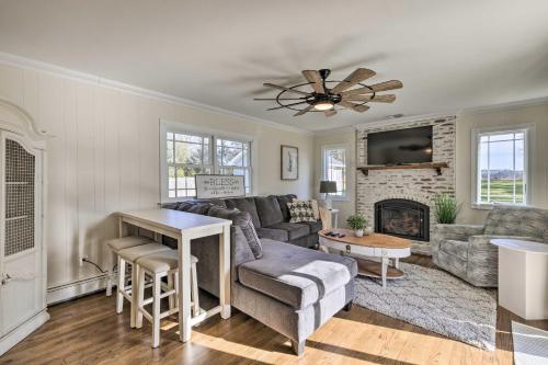 マッティタックにあるMattituck Home with Fireplaces - Near Wineriesのソファと暖炉のあるリビングルーム