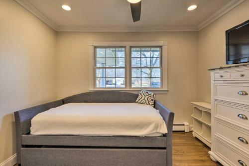 マッティタックにあるMattituck Home with Fireplaces - Near Wineriesのベッドと窓のある寝室
