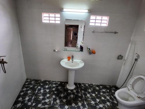 uma casa de banho com um lavatório e um WC em Yen homestay Ta Van em Sa Pả