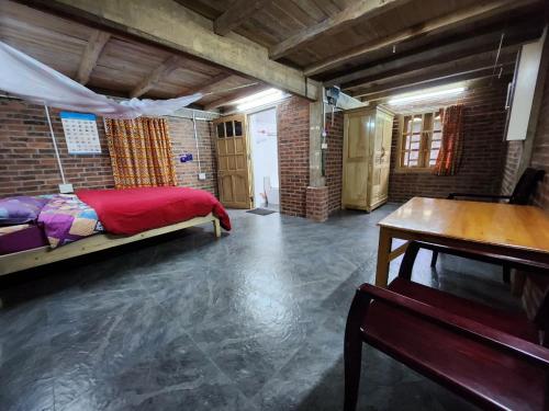 Sa Pả的住宿－Yen homestay Ta Van，一间设有床铺和桌子的房间