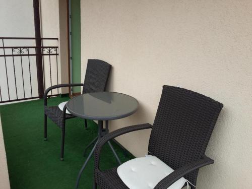 トシェンサチにあるWilla Kliperの椅子2脚、テーブル1台、テーブル1台、椅子1脚
