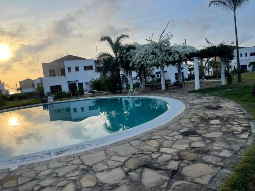 - une piscine en face d'une maison dans l'établissement Lux Suites 2 Bedroom Sultan Palace Apartments, à Kikambala