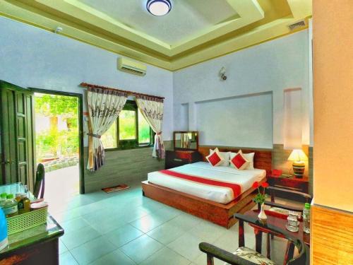 1 dormitorio con 1 cama grande en una habitación en Thanh Dat Resort, en Can Tho