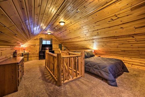 sypialnia z łóżkiem w drewnianym domku w obiekcie Gaylord Cottage, Walk to Lake Otsego Beaches! w mieście Gaylord