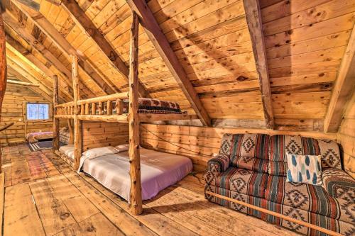 - une chambre avec des lits superposés dans une cabane en rondins dans l'établissement Secluded Vanderbilt Cabin, 9 Mi to Treetops!, à Vanderbilt