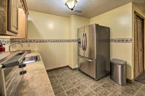 Una cocina o cocineta en Strawberry Plains Cabin Private Pond and Game Room!