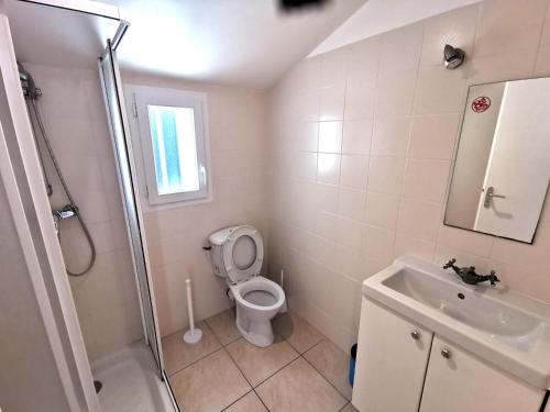 een badkamer met een toilet, een wastafel en een douche bij LA LEGERE - 500m de la Mer in Jard-sur-Mer