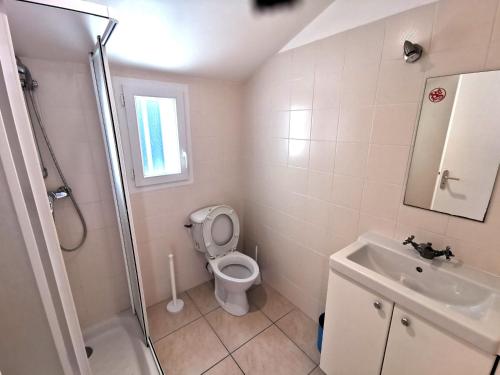 łazienka z toaletą, umywalką i prysznicem w obiekcie LA LEGERE - 500m de la Mer w mieście Jard-sur-Mer