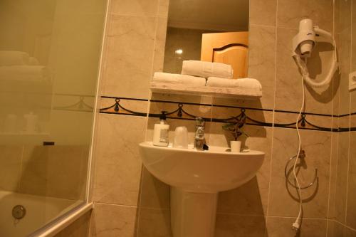 Bilik mandi di HOTEL LOS CAÑAS