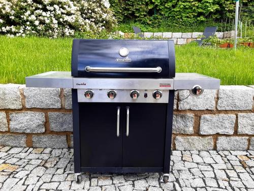 a grill sitting on top of a stone counter at Penzion Pod Sudem in Lázně Libverda