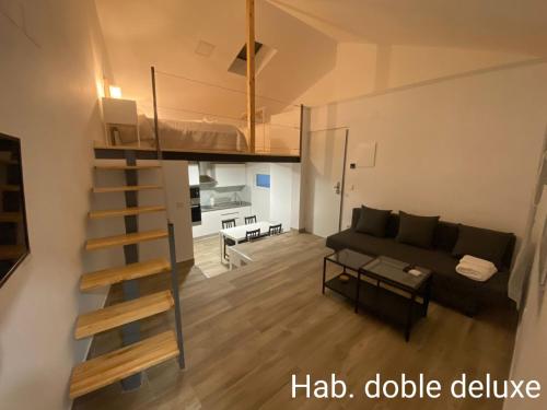 sala de estar con sofá y cama elevada en Casa Sergio, en Madrid