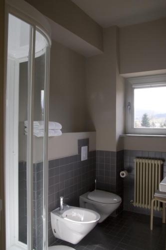 a bathroom with a sink and a toilet and a window at San Lorenzo Si Alberga in Camigliatello Silano