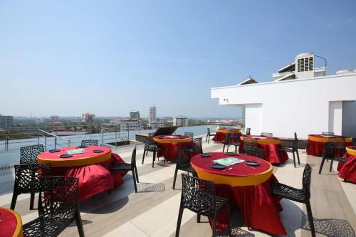 um pátio com mesas e cadeiras num telhado em Hotel The Sea View, Mangalore em Mangalore