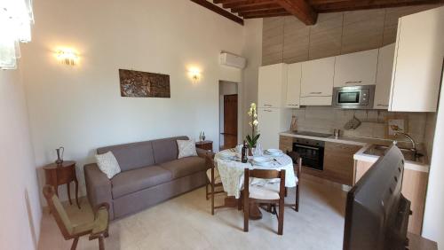een woonkamer met een bank en een tafel bij Agriturismo Poggio la Lodola in Massa Marittima