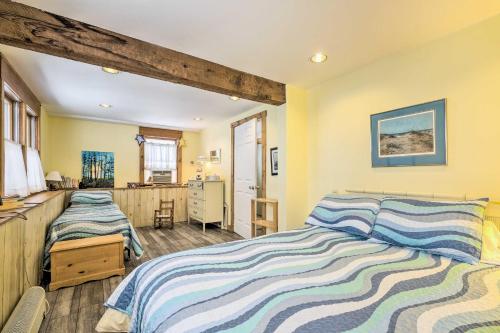 2 camas en un dormitorio con paredes amarillas en Cozy Waterfront Cottage on Montsweag Bay! en Westport