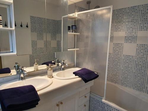 y baño con lavabo y ducha. en Locations LA MARINA, Fitness, Laverie, Parking, Tarifs au mois, Aérospaciale, en Les Mureaux