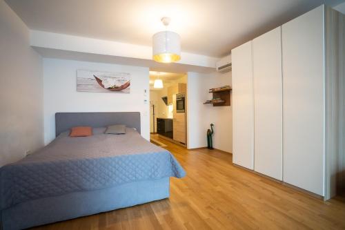 a bedroom with a bed and a white cabinet at feines Apartment direkt beim Parlament Rathaus in Vienna