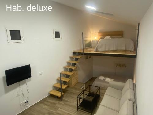 sypialnia z łóżkiem na podwyższeniu i salon w obiekcie Casa Sergio w Madrycie