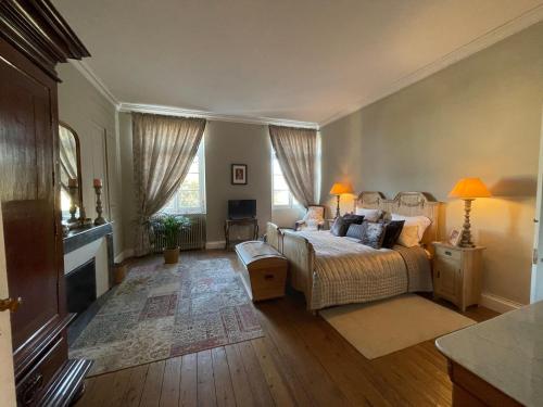 1 dormitorio con 1 cama y sala de estar en Maison M on the Dordogne, en Sainte-Foy-la-Grande