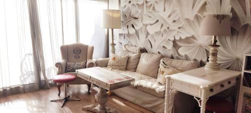 a living room with a couch and a table at encantador apto en la playa in Comarruga