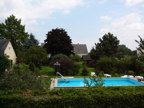 uma piscina no quintal de uma casa em Gasthof Dangl em Wimpassing an der Pielach