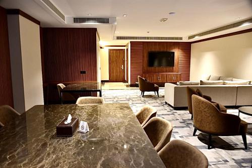 TV a/nebo společenská místnost v ubytování فندق رويال فيستا Royal Vista Hotel
