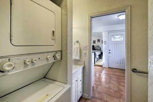 uma casa de banho com um lavatório e um espelho em Peaceful Pet-Friendly Payson Vacation Rental em Payson