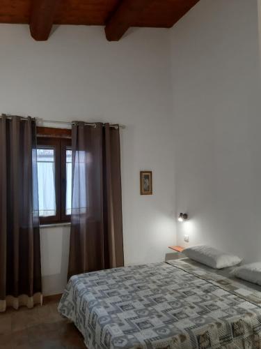 een slaapkamer met een bed en een raam bij Agriturismo Tre Monti in Meggiano