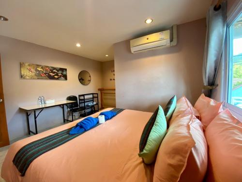 Кровать или кровати в номере Richmond Guesthouse Haad Rin