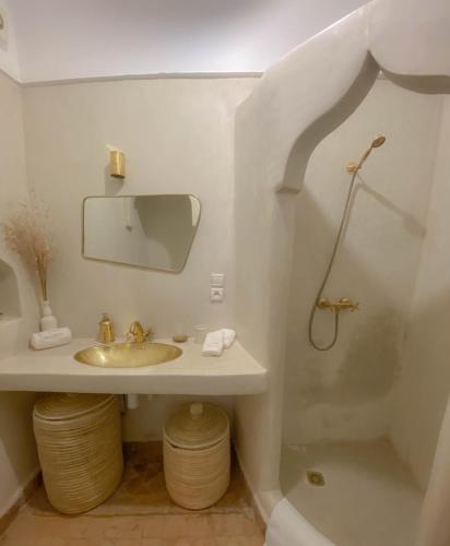Bilik mandi di Riad Dar Marrakcha