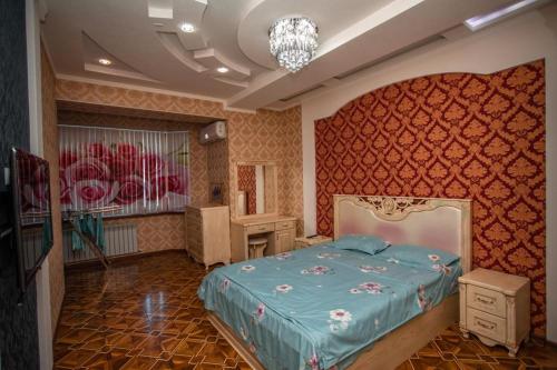 Un dormitorio con una cama y un escritorio. en Favorite apartment, en Samarkand